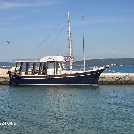 Hotel en barco Mirta Tours & Half A Day Of Waves And Wine Dobropoljana