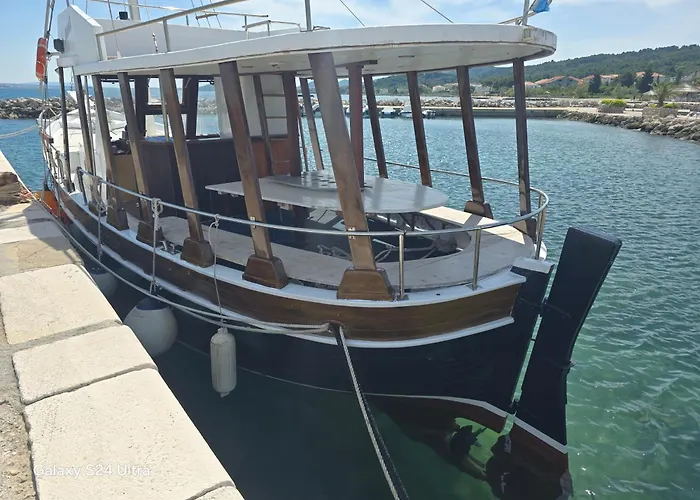 Botel Mirta Tours & Half A Day Of Waves And Wine Dobropoljana