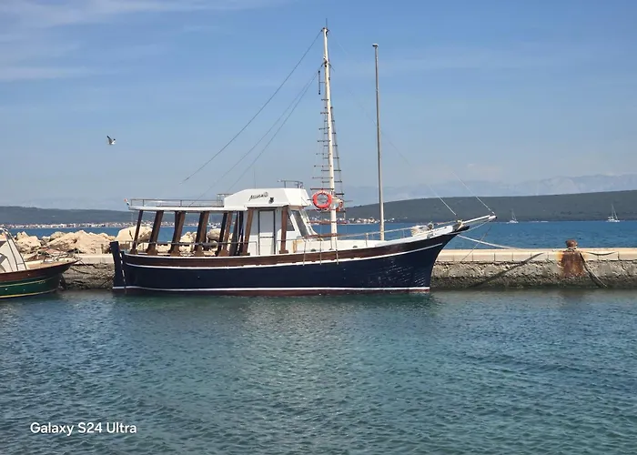 보트호텔 Mirta Tours & Half A Day Of Waves And Wine Dobropoljana